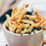 Plantainové chipsy a hranolky: Paleo Snack, Který Změní Váš Pohled na Chipsy!
