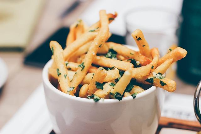 Plantainové chipsy a hranolky: Paleo Snack, Který Změní Váš Pohled na Chipsy!