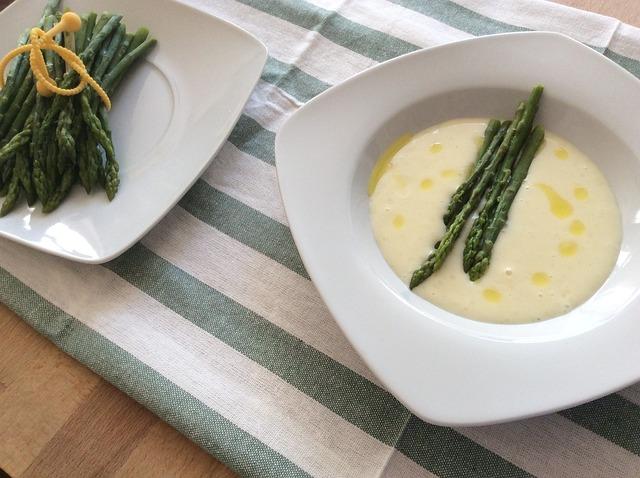 Chřestová Polévka s Parmezánovými Křupky: Paleo Jarní Delikatesa!